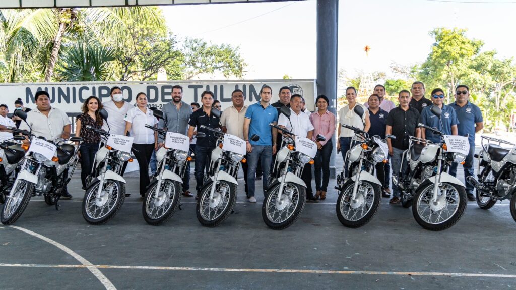 Equipa Marciano Dzul a 10 direcciones de su administración con motocicletas nuevas