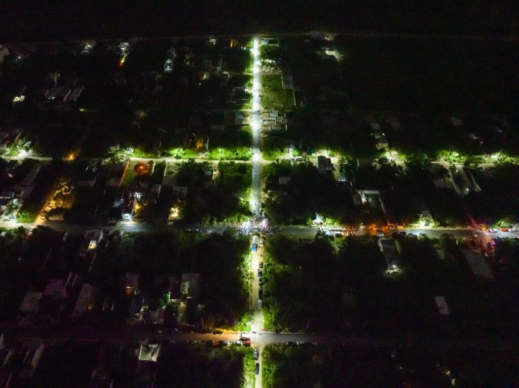 Tulum: Marciano Dzul enciende alumbrado público en colonia Cristal