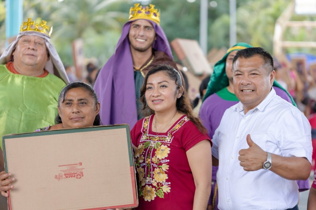 Caravana de reyes magos encabezada por Marciano Dzul Caamal e Ileana Canul de Dzul cumple con tulumenses