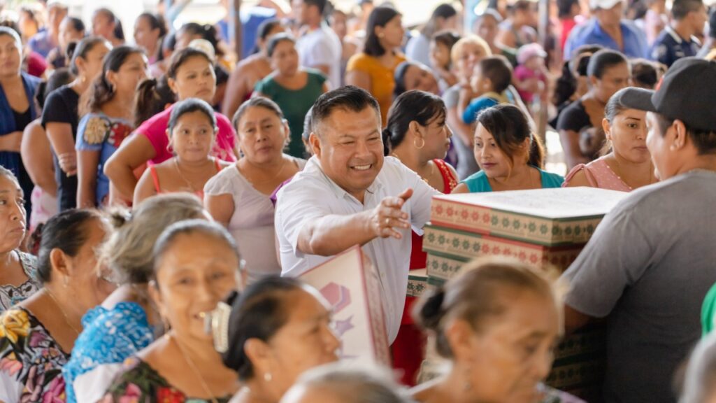 Caravana de reyes magos encabezada por Marciano Dzul Caamal e Ileana Canul de Dzul cumple con tulumenses