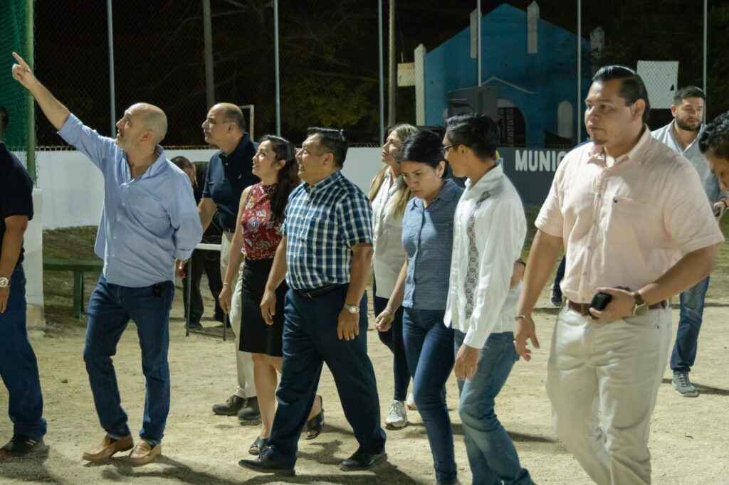 Marciano Dzul entrega obras que transforman las instalaciones deportivas de Chemuyil