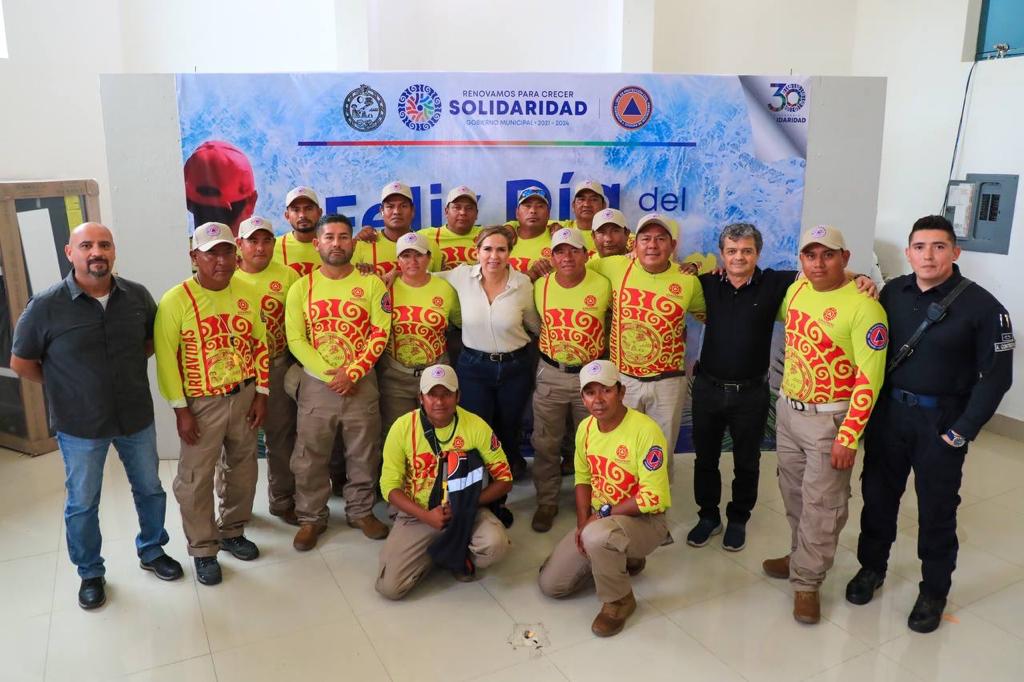 Lili Campos reconoce a guardavidas con bonos