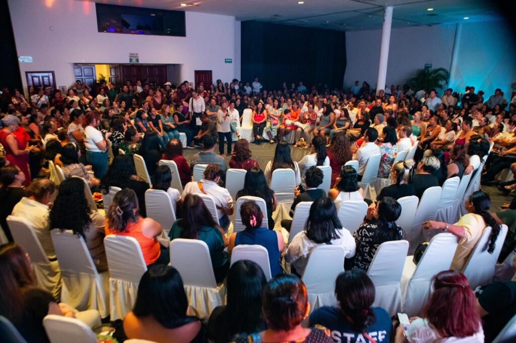 Cientos de mujeres reciben al senador Eugenio Segura en el foro “Diálogos por la prosperidad de las mujeres de Solidaridad: Mujeres con prosperidad”