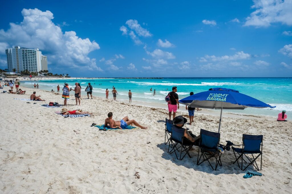 Quintana Roo fortalece su liderazgo turístico con más de 500 operaciones aéreas diarias: Mara Lezama noviembre 3, 2024 -Con 500 operaciones diarias, los cuatro aeropuertos internacionales de Quintana Roo reciben a más de 400 mil turistas para que el éxito turístico llegue a todas las regiones del estado -Mara Lezama destacó que estos resultados reflejan la confianza que genera el turismo y el desarrollo económico bajo la administración de la presidenta de México, Claudia Sheinbaum -En esta Nueva Era del Turismo en el Caribe Mexicano, se continúa promoviendo los destinos y diversificando la oferta turística para garantizar que la prosperidad sea compartida. Cancún. – Con más de 500 operaciones aéreas diarias en los 4 aeropuertos internacionales del estado y la llegada de más de 400 mil turistas este fin de semana, la gobernadora de Quintana Roo, Mara Lezama, informó que el Caribe Mexicano continúa fortaleciendo su liderazgo turístico. Quintana Roo no solo consolida su posición como uno de los principales destinos de México, Latinoamérica y el mundo, sino que también continúa fortaleciendo la promoción en mercados estratégicos gracias a la expansión en infraestructura y accesibilidad. “En esta Nueva Era del Turismo en el Caribe Mexicano, seguimos promocionando nuestros destinos y diversificando la oferta turística para que la prosperidad sea compartida y llegue a todas y todos, de norte a sur”, mencionó la gobernadora Mara Lezama. Estos resultados reflejan la confianza que genera el turismo y el desarrollo económico bajo la administración de la presidenta de México, Claudia Sheinbaum, quien impulsa un crecimiento inclusivo y sostenible con prosperidad compartida. “Seguimos transformando el segundo piso de la Cuarta Transformación, en donde nadie se queda atrás y nadie, absolutamente nadie, se queda fuera”. Cabe recordar que este fin de semana, en un día histórico, el Aeropuerto Internacional de Tulum “Felipe Carrillo Puerto” recibió al pasajero un millón. La gobernadora dio a conocer que, desde su inauguración, la Asociación Internacional de Transporte Aéreo (IATA) proyectó que este aeropuerto recibiría 700 mil pasajeros y operaría 4 mil 500 vuelos en su primer año. Sin embargo, ha superado ampliamente estas expectativas, acumulando ya más de 7 mil 790 operaciones y alcanzando hoy la cifra de un millón de pasajeros.