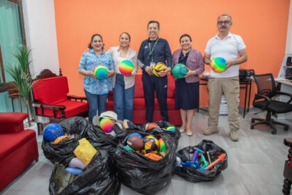 Aeropuerto Internacional Felipe Carrillo Puerto dona juguetes y otros artículos al DIF Municipal