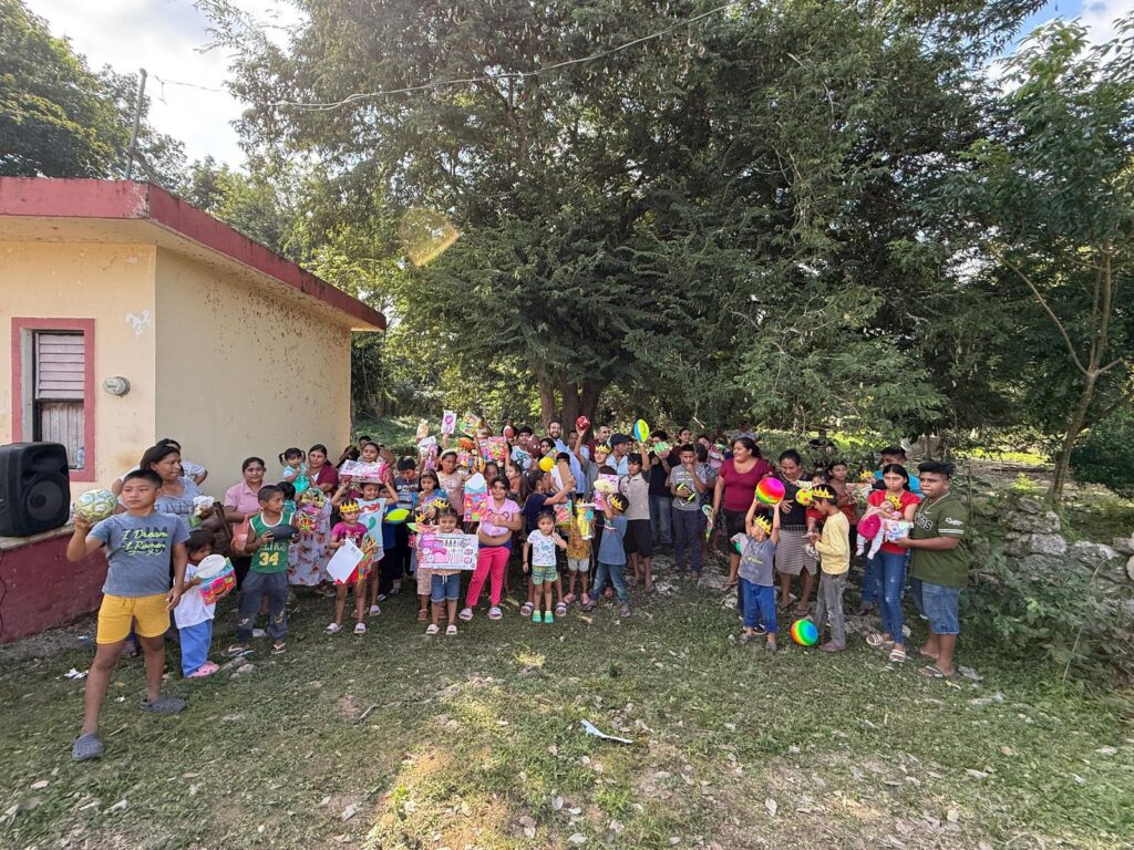 Reyes Magos visitan Felipe Carrillo Puerto con regalos y actividades para niñas y niños