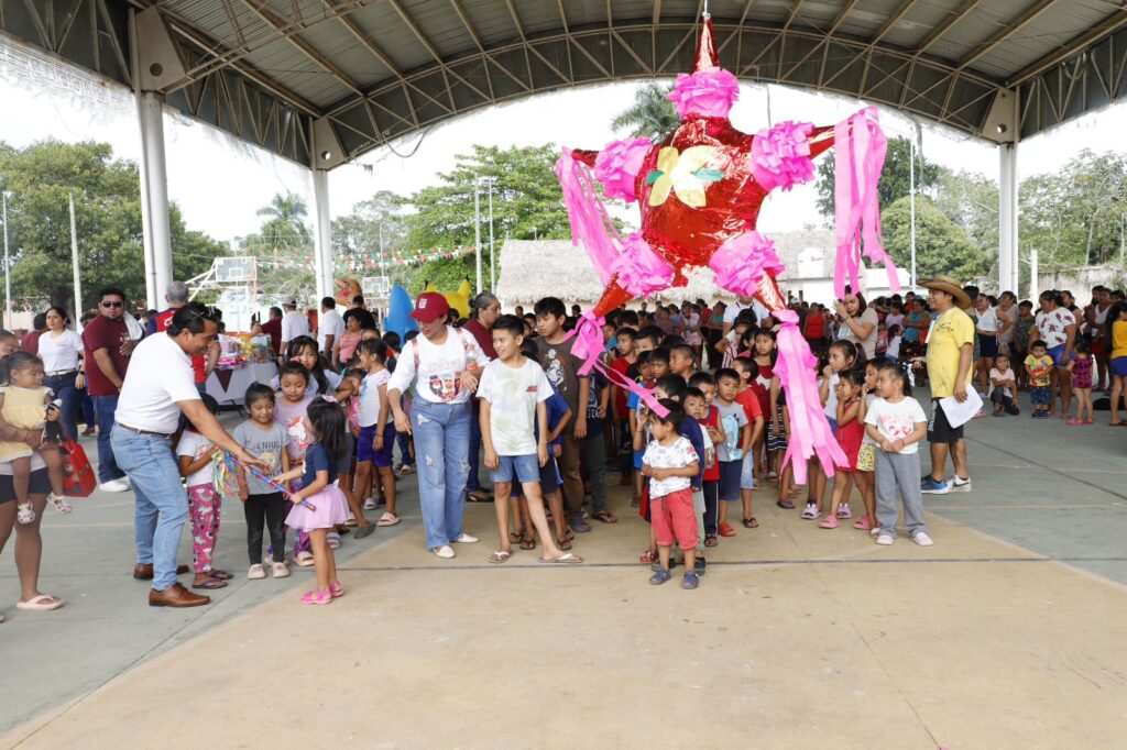 Reyes Magos visitan Felipe Carrillo Puerto con regalos y actividades para niñas y niños