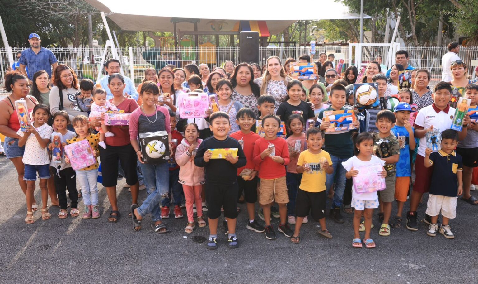 Atenea Gómez Ricalde entrega obras de pavimentación en 7 colonias de Ciudad Mujeres
