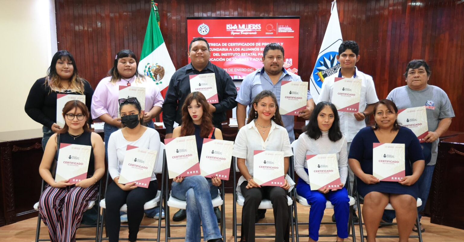 IEEJA y Gobierno de Isla Mujeres entregan certificados de primaria y secundaria