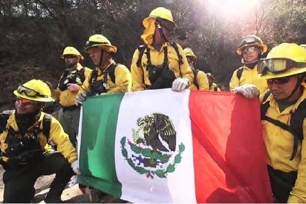 Bomberos mexicanos arriban a Los Ángeles, solidaridad ante incendios