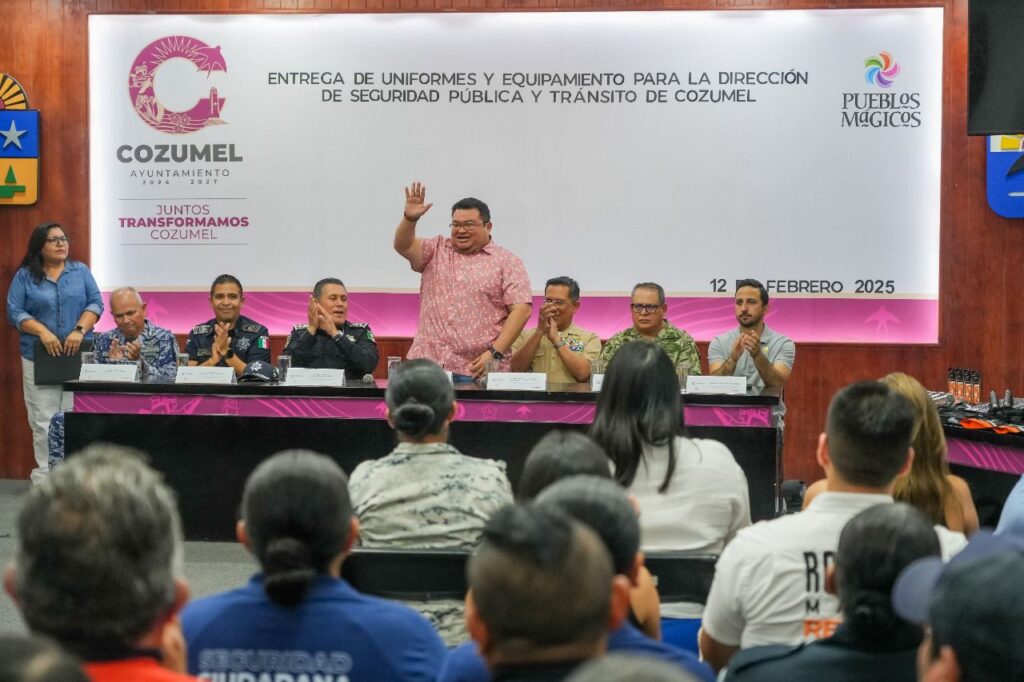Entrega Chacón equipo y uniformes a elementos de Seguridad Pública de Cozumel