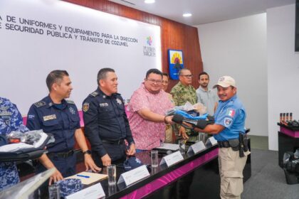 Entrega Chacón equipo y uniformes a elementos de Seguridad Pública de Cozumel