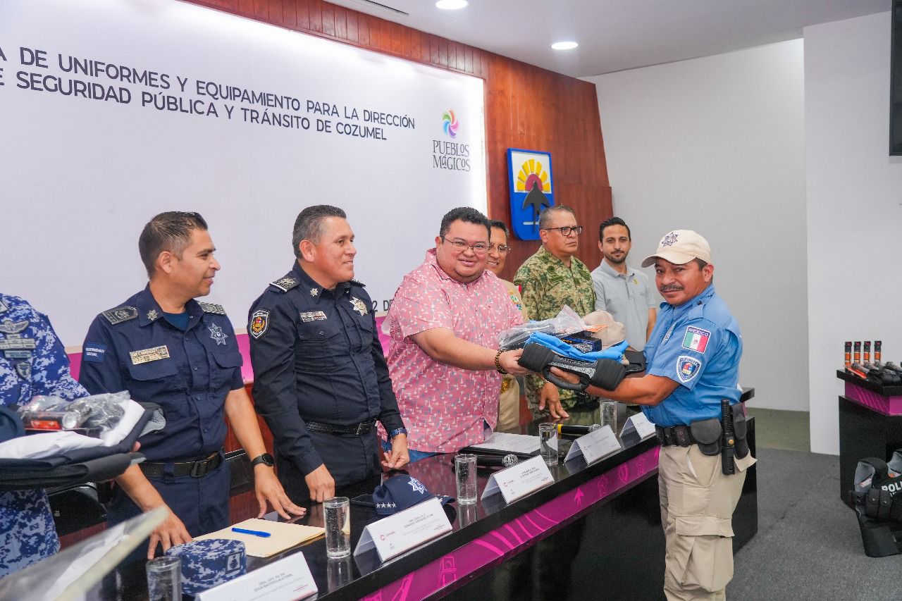 Entrega Chacón equipo y uniformes a elementos de Seguridad Pública de Cozumel