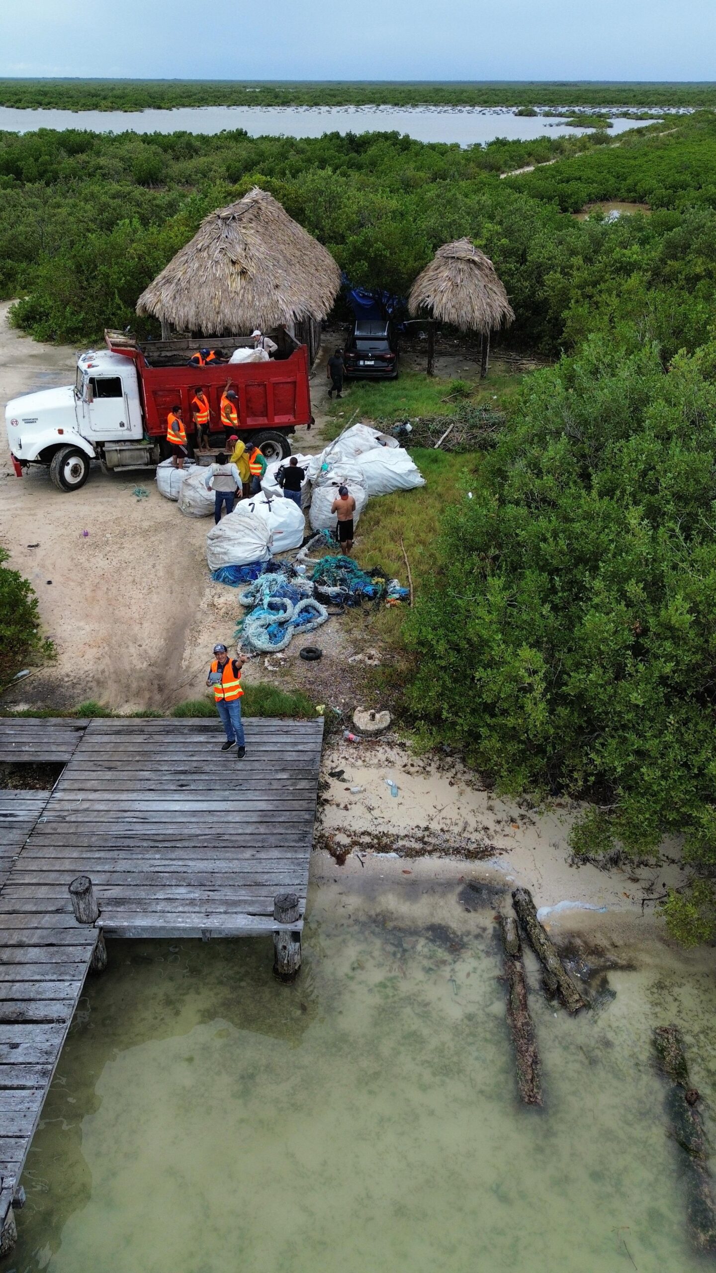 Gobierno de Mary Hernández retira toneladas de basura de Punta Herrero