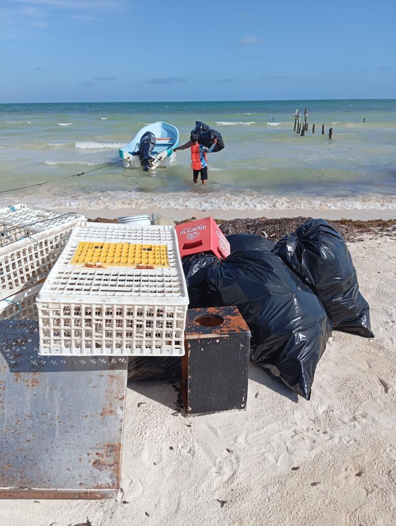 Gobierno de Mary Hernández retira toneladas de basura de Punta Herrero