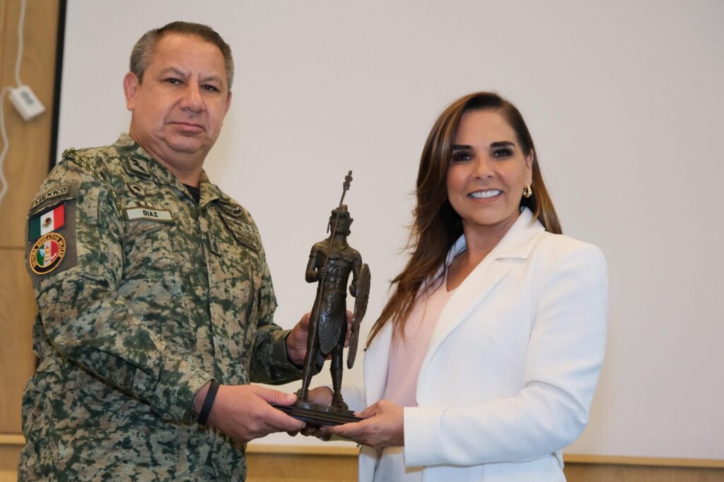 Imparte Mara Lezama Conferencia de la estrategia de Construcción de Paz a Generales y Coroneles de la Maestría en Seguridad Nacional