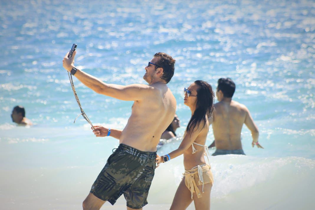 Exitosa afluencia turística en las playas de Isla Mujeres durante puente vacacional