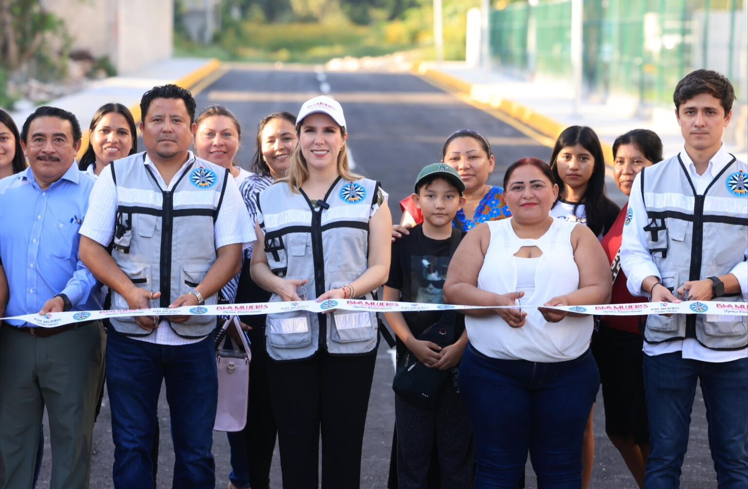 Atenea Gómez Ricalde entrega una nueva calle y andador en la Zona Urbana de Ciudad Mujeres