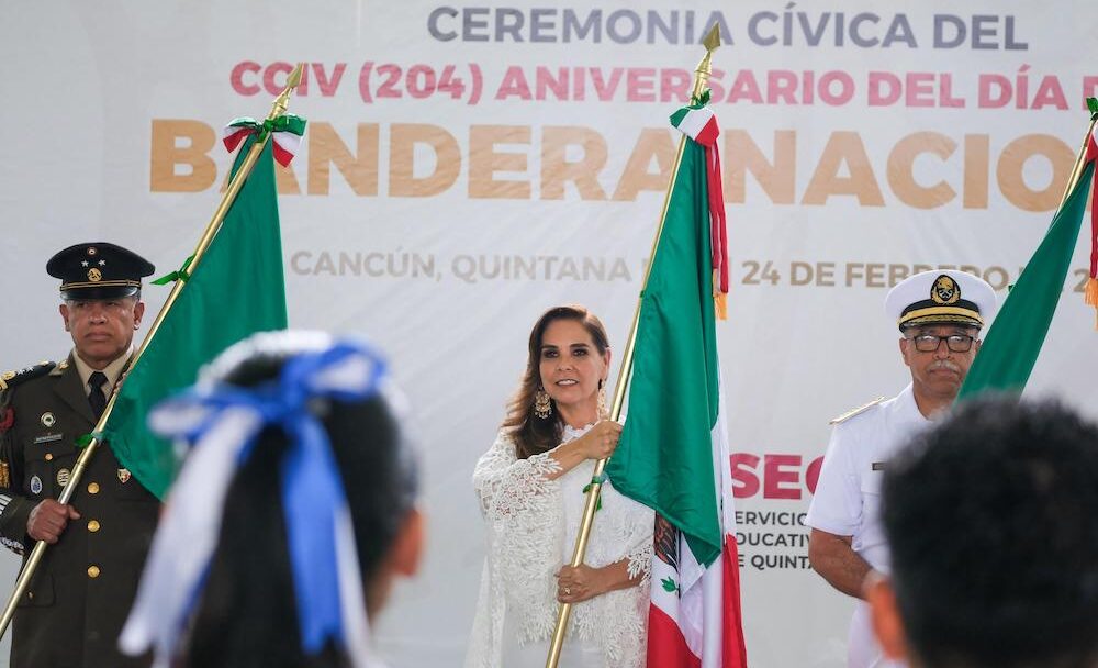 Abandera Mara Lezama a escoltas de 26 escuelas de Quintana Roo, en actividad simultánea con Claudia Sheinbaum