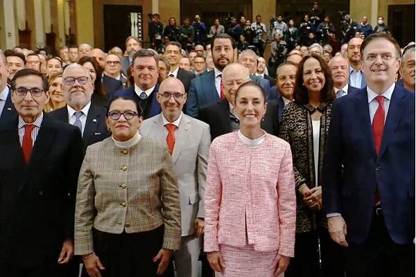 La presidenta Sheinbaum se reunió con empresarios y representantes del sector privado en México en Palacio Nacional. Y es que la reunión estaba programada originalmente para echar a andar el plan B, frente a deportaciones anunciadas por Trump.