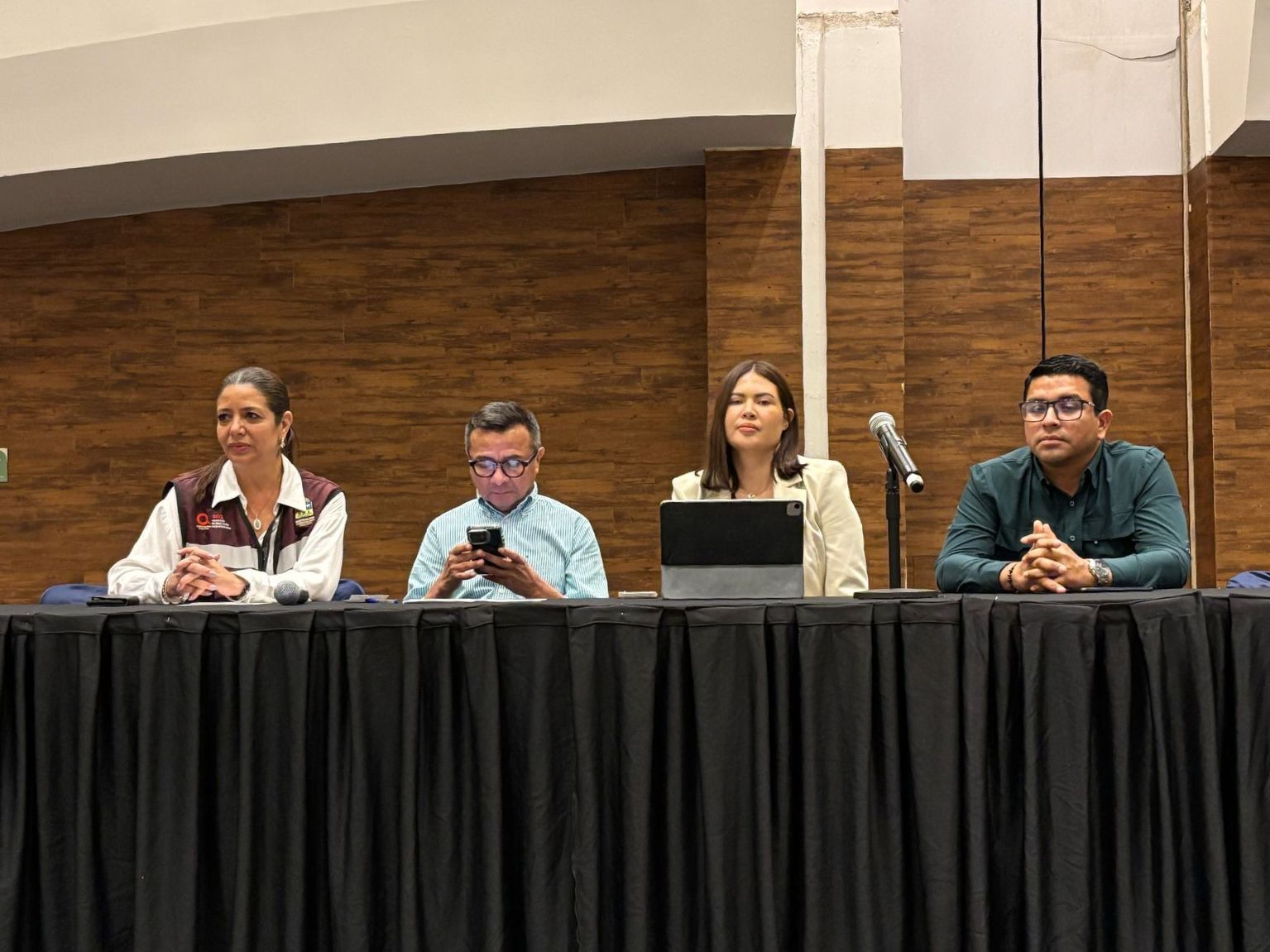 Iniciativa de reforma a la Ley del ISSSTE en pausa; Anahí González dialoga con docentes de Quintana Roo