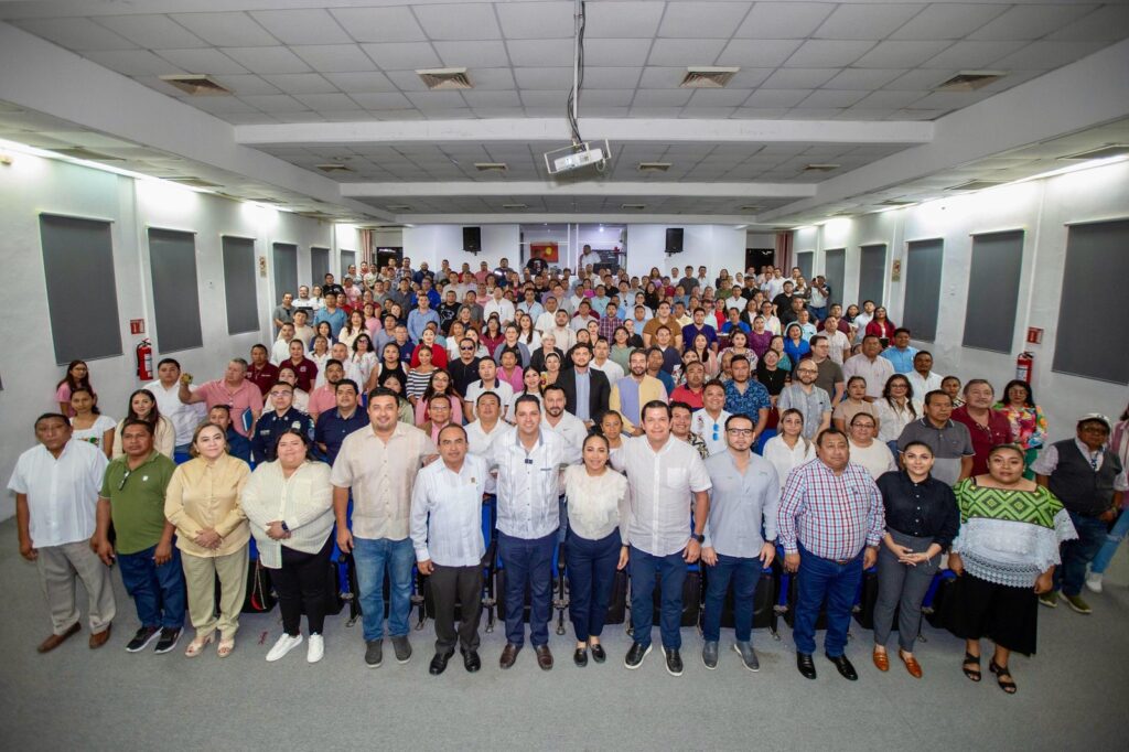 La era digital avanza: Mary Hernández presente en la conferencia de Arístides Rodrigo Guerrero García