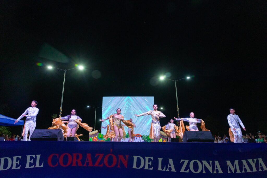 Mary Hernández encabeza la coronación de los reyes del Carnaval 2025 en Felipe Carrillo Puerto