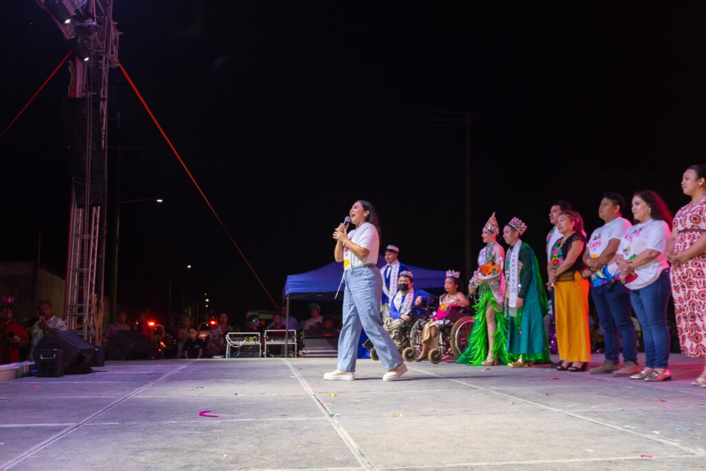 Mary Hernández encabeza la coronación de los reyes del Carnaval 2025 en Felipe Carrillo Puerto