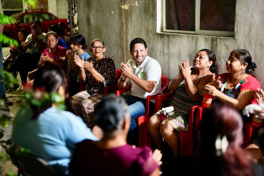 Renán Sánchez se reúne con vecinos de la colonia “El Ejido” en Playa del Carmen