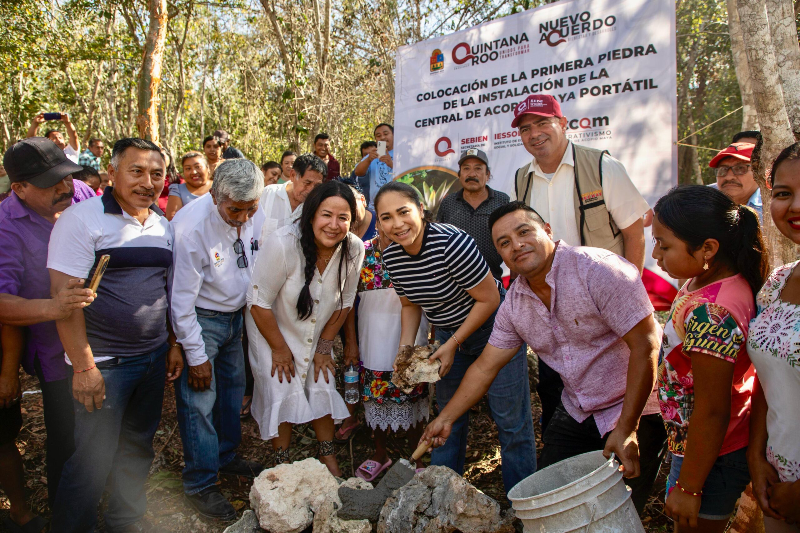 Mary Hernández coloca la primera piedra de las Centrales de Acopio Maya en Felipe Carrillo Puerto