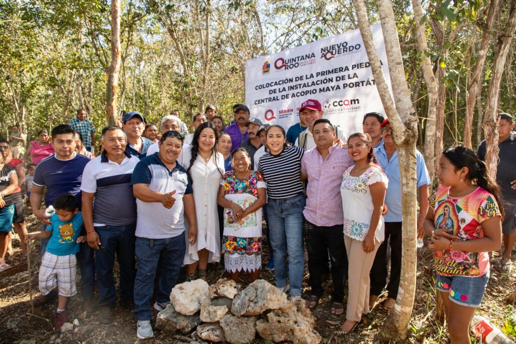 Mary Hernández coloca la primera piedra de las Centrales de Acopio Maya en Felipe Carrillo Puerto