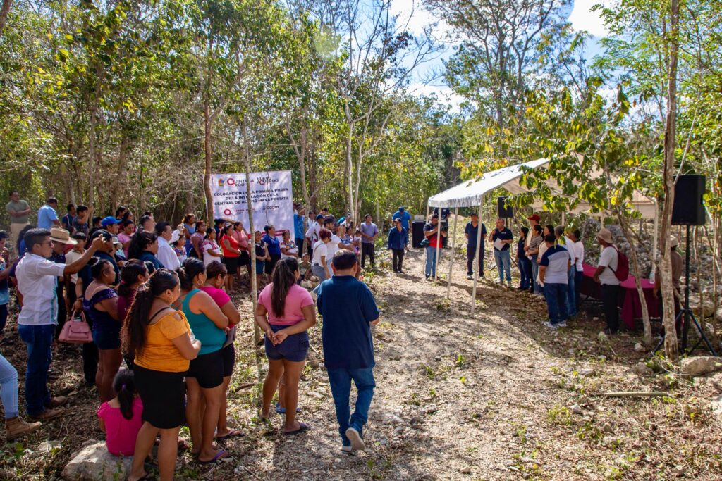 Mary Hernández coloca la primera piedra de las Centrales de Acopio Maya en Felipe Carrillo Puerto
