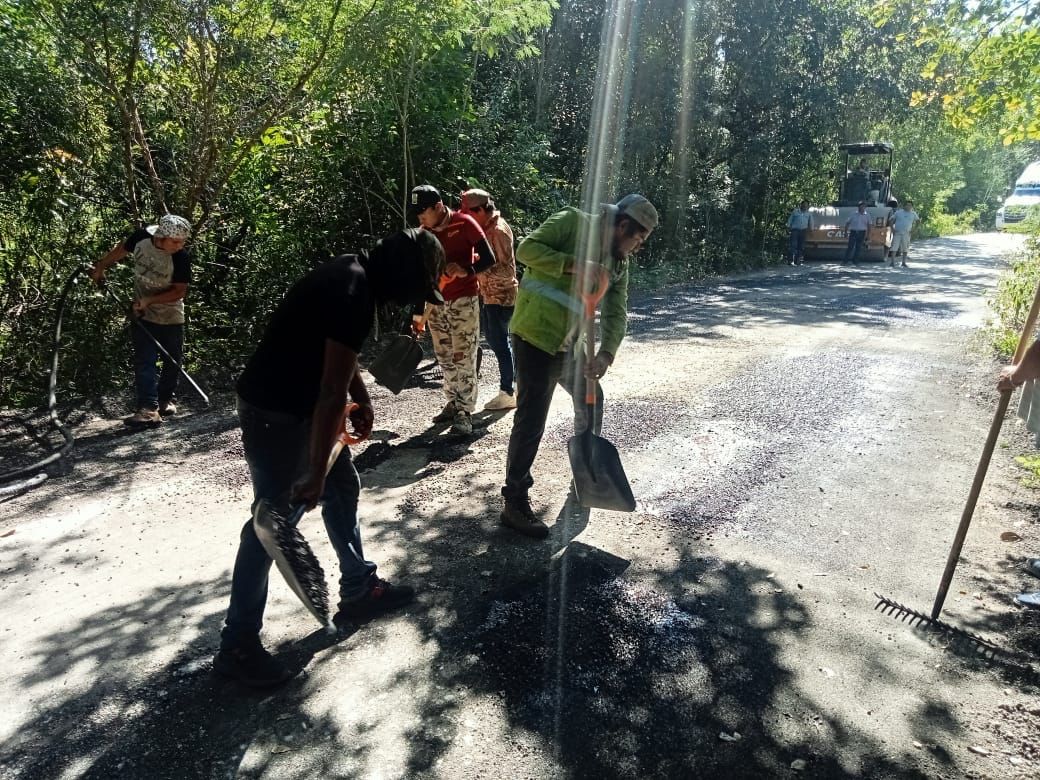 Felipe Carrillo Puerto: Intensifican trabajos de bacheo en la ruta X-Hazil Sur – Naranjal