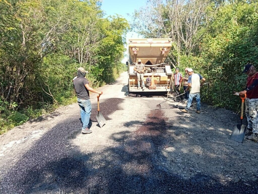 Felipe Carrillo Puerto: Intensifican trabajos de bacheo en la ruta X-Hazil Sur – Naranjal