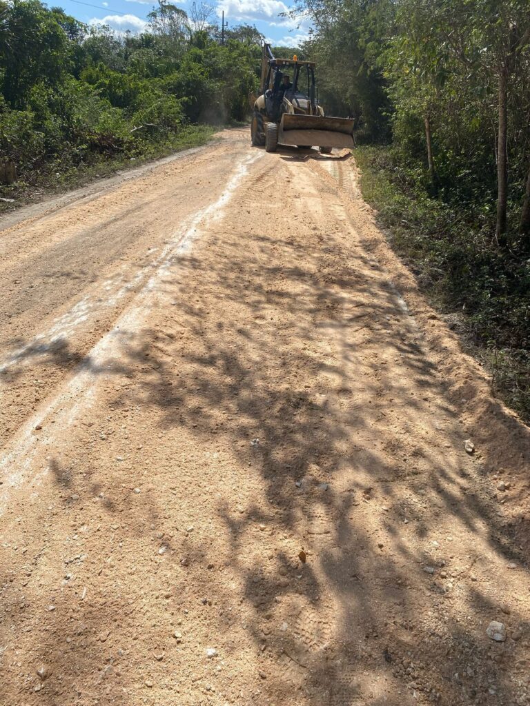 Felipe Carrillo Puerto: Intensifican trabajos de bacheo en la ruta X-Hazil Sur – Naranjal