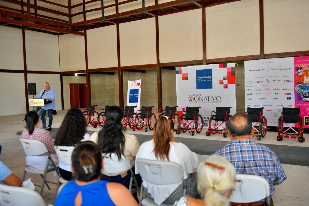 DIF- FCP entrega importantes apoyos a personas con discapacidad y situación vulnerable