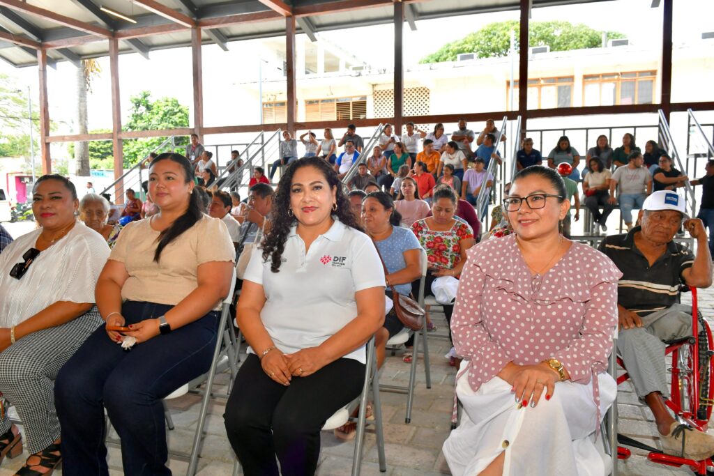 DIF- FCP entrega importantes apoyos a personas con discapacidad y situación vulnerable