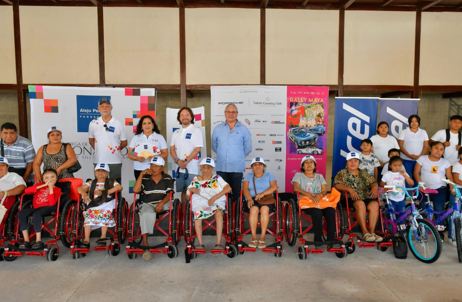 DIF- FCP entrega importantes apoyos a personas con discapacidad y situación vulnerable