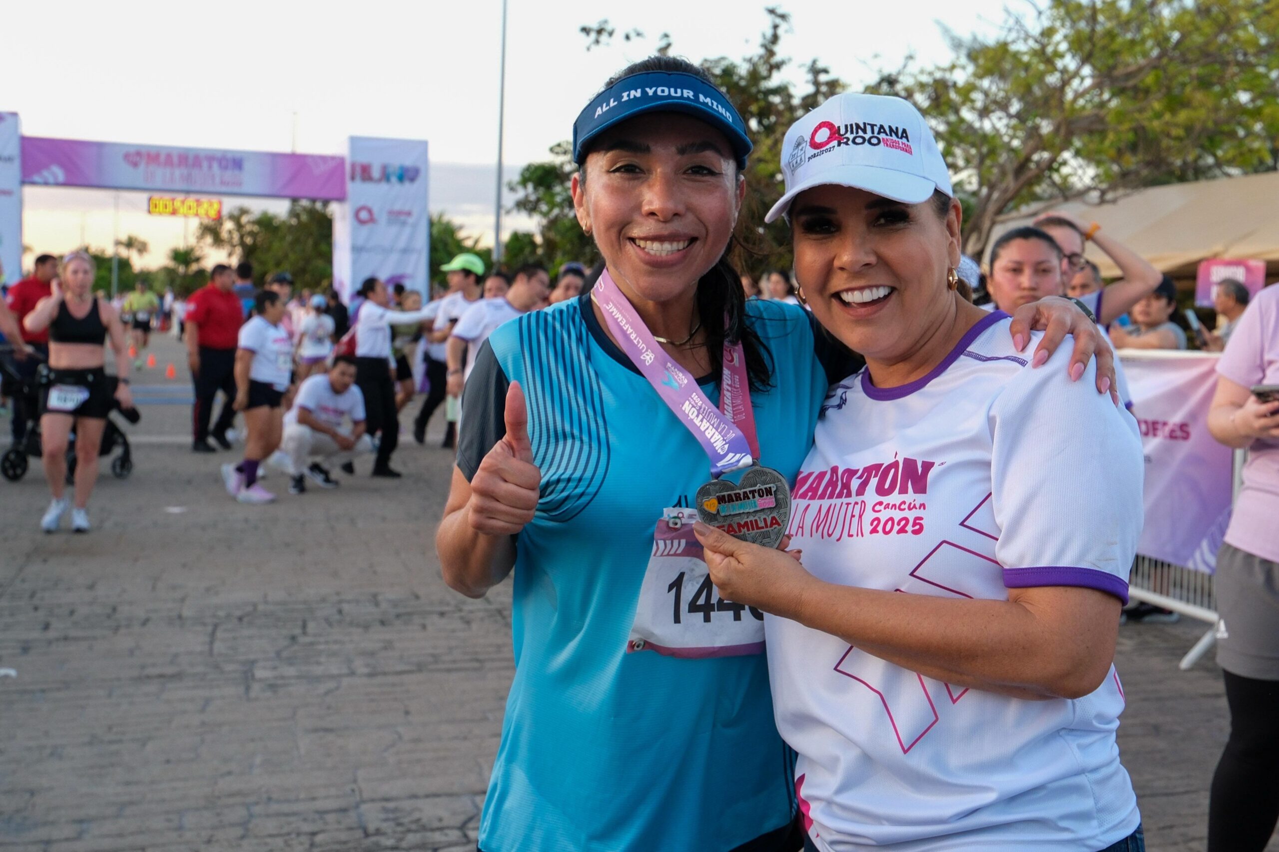 Con más de 2 mil atletas participa Mara Lezama en el Medio Maratón de la Mujer en Cancún