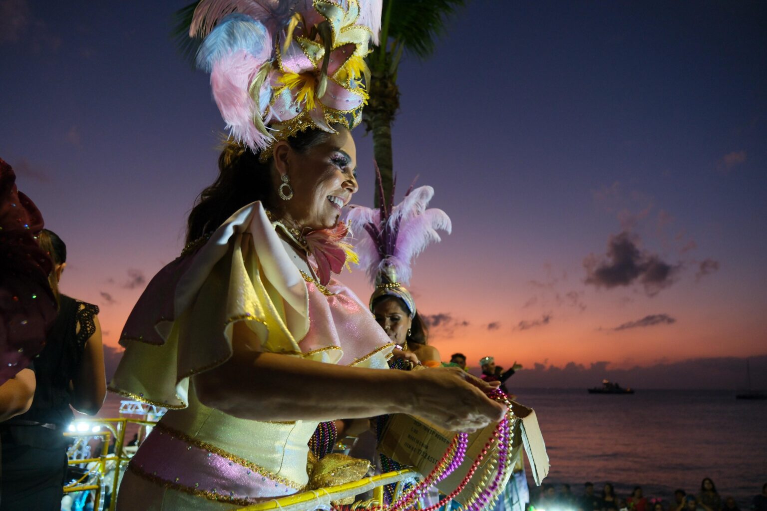 Encabezan Mara Lezama y Chacón el tradicional paseo de Carnaval en Cozumel, junto con más de 50 mil personas