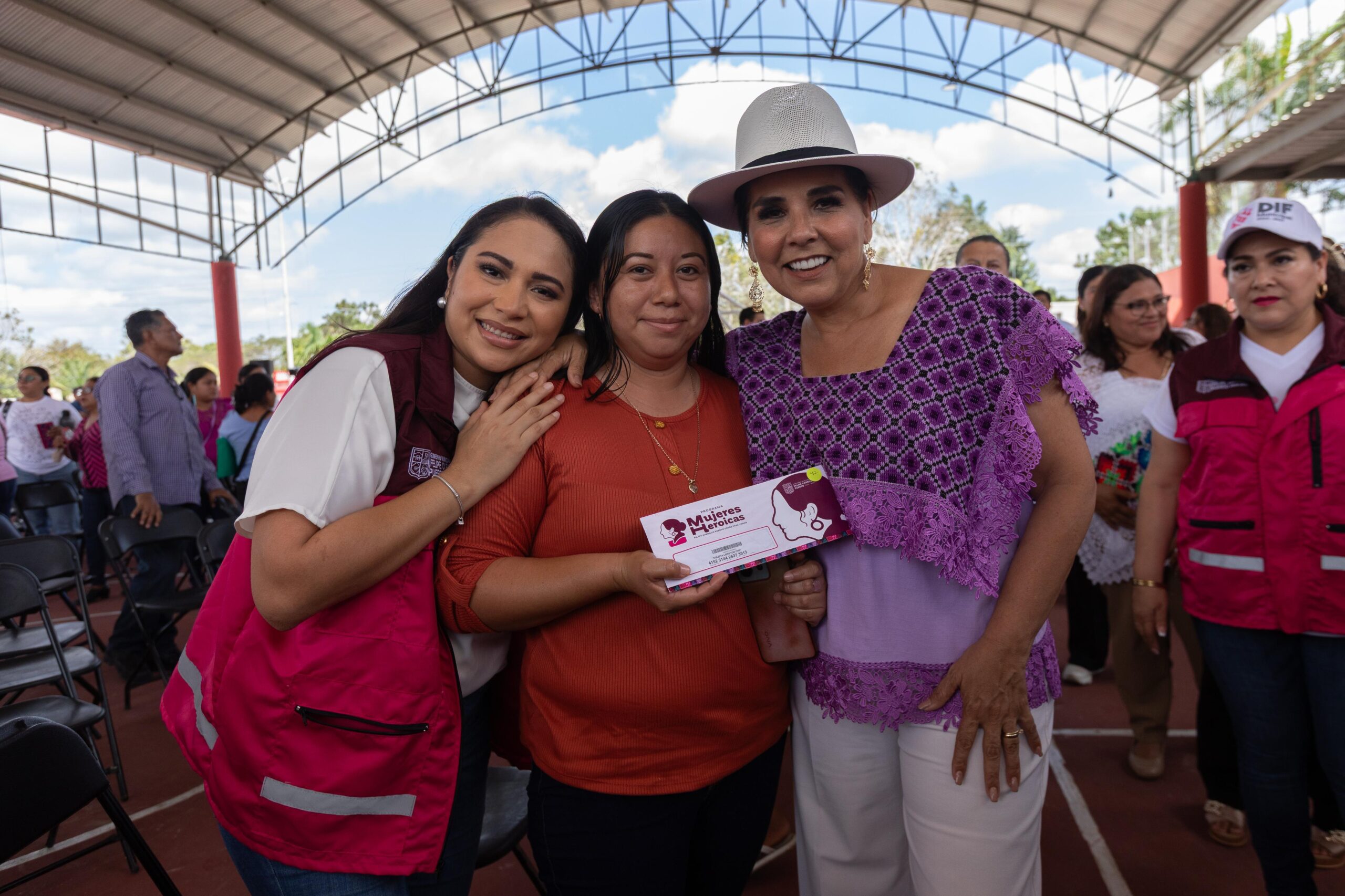 Mara Lezama y Mary Hernández entregan 500 tarjetas del programa Mujeres Heroicas en Felipe Carrillo Puerto