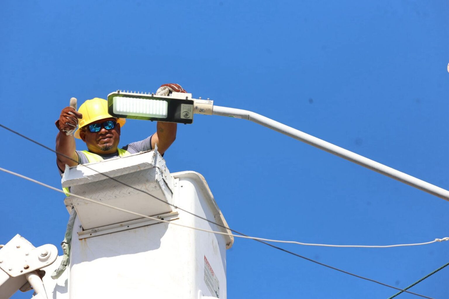 Atenea Gómez Ricalde mejora alumbrado público para la seguridad y bienestar de las familias isleñas