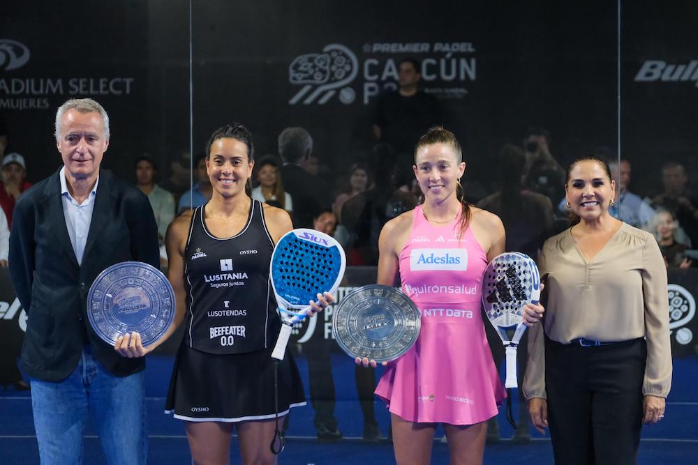 Encabeza Mara Lezama la premiación del “Premier Padel Cancún P2” torneo de talla mundial