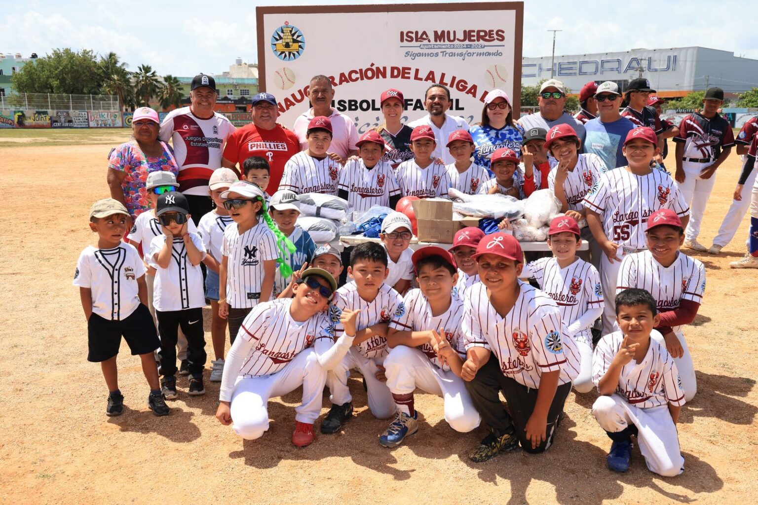Atenea Gómez Ricalde impulsa el béisbol en Isla Mujeres