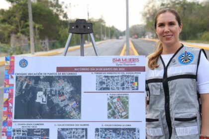 Atenea Gómez Ricalde supervisa la obra de la carretera Rancho Viejo en Ciudad Mujeres