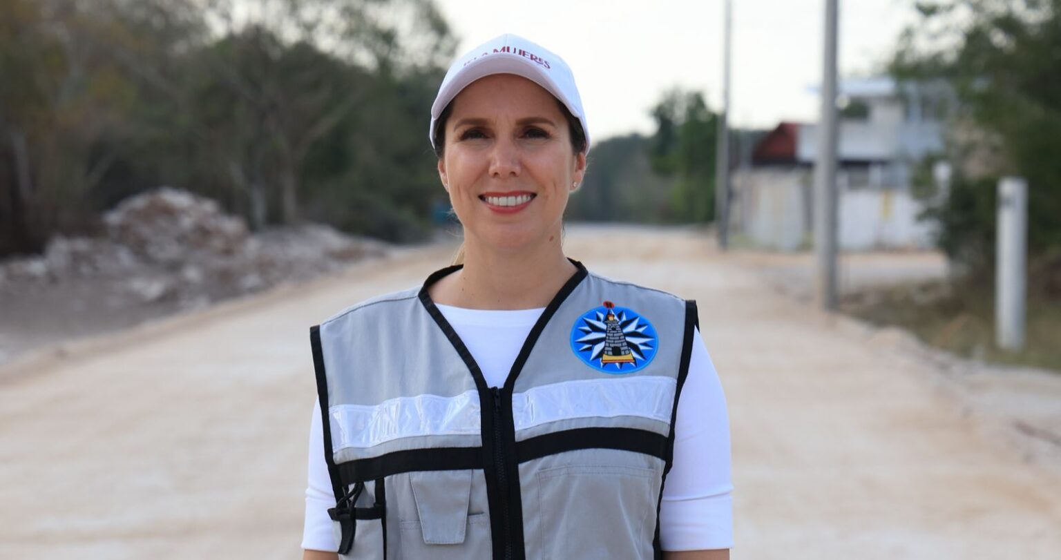 Atenea Gómez Ricalde supervisa trabajos de pavimentación en la colonia San Valentín de Ciudad Mujeres