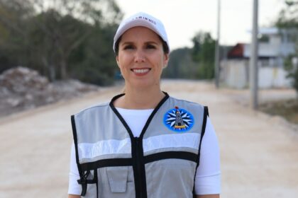 Atenea Gómez Ricalde supervisa trabajos de pavimentación en la colonia San Valentín de Ciudad Mujeres
