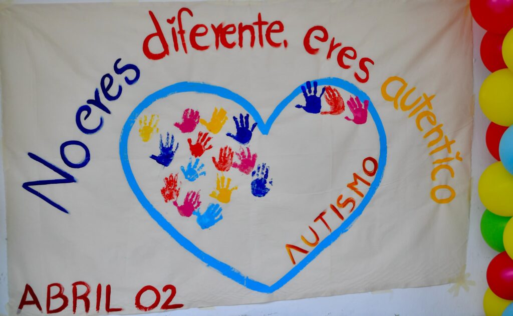 Con el propósito de crear conciencia y fomentar la inclusión de las personas a una sociedad más empática, el Sistema para el Desarrollo Integral de la Familia DIF, Felipe Carrillo Puerto, llevo a cabo diversas actividades con niños, padres y madres de familia de la estancia infantil de esta institución, en el marco del Día Mundial de la Concientización del Autismo. En este evento se dio a conocer que el autismo no es una enfermedad, sino un trastorno del desarrollo que afecta a algunas, personas es por ello que el ayuntamiento que preside Mary Hernández al igual en el DIF municipal se trabaja para que ellos, sin importar su condición, tenga acceso a mejores oportunidades y sus derechos plenos. El Autismo o Trastorno del Espectro Autista (TEA) es un trastorno de origen neurobiológico que afecta al funcionamiento del cerebro y el sistema nervioso y se presenta en las primeras etapas de la infancia es por ello que con estas actividades se busca promover su inclusión como ciudadanos. El sistema DIF municipal reafirma su compromiso de seguir trabajando e impulsando actividades con sentido humano en el que cada persona pueda disfrutar y ejercer sus derechos plenos en todos los ámbitos de la sociedad. Entre las actividades que se estarán realizando en el marco de este día, está la de Informar a la comunidad sobre las características y desafíos del autismo infantil a través de carteles, murales y folletos, fomentar la empatía y el entendimiento hacia las familias y niños con autismo mediante actividades interactivas y música entrega de folletos a madres y padres de familia. Así mismo fomento de la Investigación: Inspirar y motivar a estudiantes y profesionales a involucrarse para contribuir al desarrollo de mejores prácticas y por último la creación de mural por las niñas y niños de la Estancia Infantil con apoyo de las maestras y personal de la estancia infantil del sistema DIF municipal de Felipe Carrillo Puerto. 