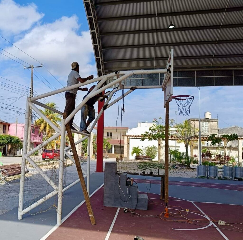 Realiza gobierno de Mary Hernández mantenimiento a parques de Fovissste y Francisco May