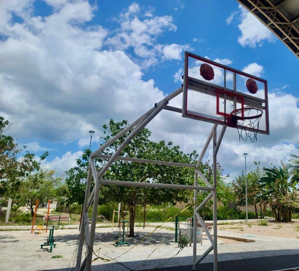 Realiza gobierno de Mary Hernández mantenimiento a parques de Fovissste y Francisco May